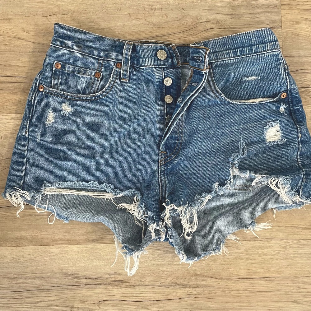 Women’s Levi 501 High Rose Button Fly Shorts Sz 28